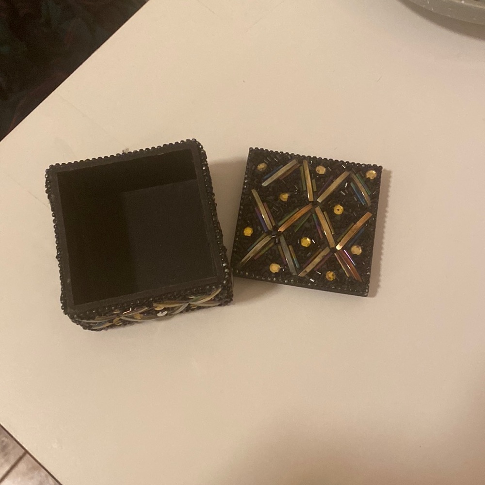 ♻️Beautiful Hand Beaded Box♻️